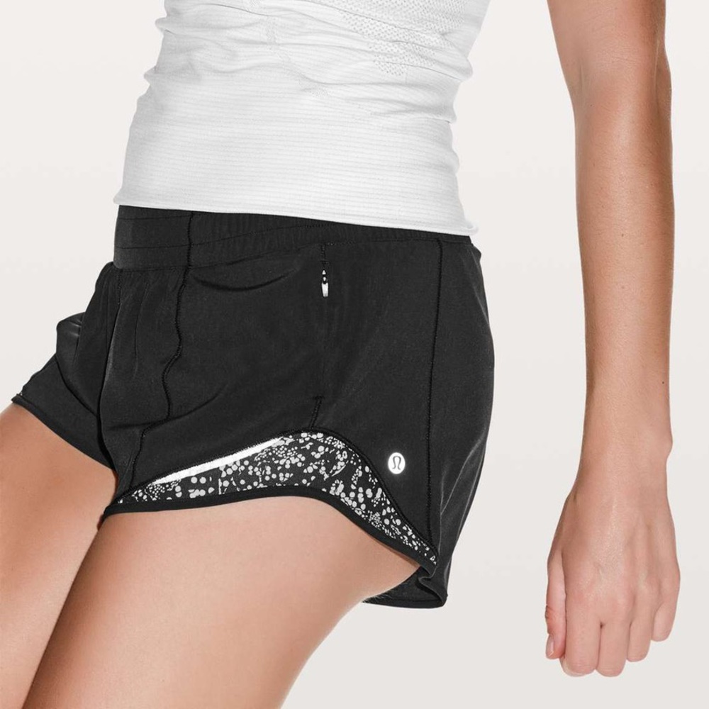 lululemon hotty hot black shorts 2.5 inch